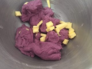 7、奶香紫薯迷你吐司,把面团撕成小块，放入黄油，和面程序5分钟