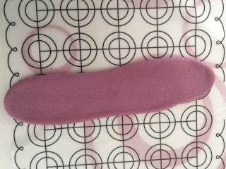 13、奶香紫薯迷你吐司,再擀成长牛舌型，宽度比模具小一点