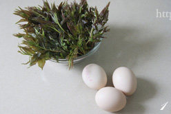 1、香椿煎蛋饼,材料备好；