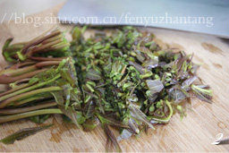 2、香椿煎蛋饼,香椿洗净切末；