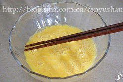 3、香椿煎蛋饼,鸡蛋去壳打成蛋液；