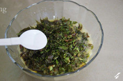 4、香椿煎蛋饼,放入香椿末混合， 加入少许盐调味；