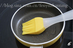 6、香椿煎蛋饼,不粘锅刷上油烧热；