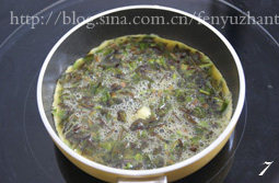 7、香椿煎蛋饼,倒入适量香椿蛋液；