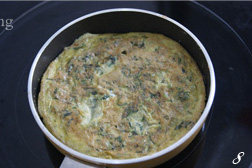 8、香椿煎蛋饼,定型后翻另一面煎熟即可。