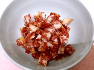 4、腊肠粒黄金炒饭,腊肠切粒粒