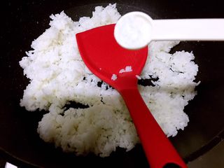 9、腊肠粒黄金炒饭,搅拌均匀，放入2g盐，继续翻炒1分钟