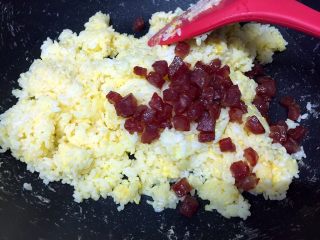 13、腊肠粒黄金炒饭,放入腊肠粒