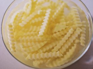 4、川味儿狼牙土豆,放水里浸泡，去除多余淀粉