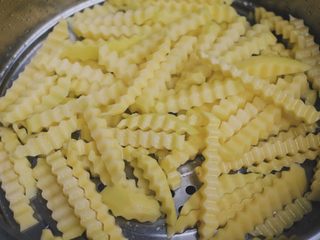 8、川味儿狼牙土豆,把土豆捞出沥干水分