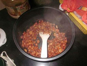 1、木糖醇广式莲蓉月饼,红莲蓉放入适量水用电高压锅压煮２５分钟