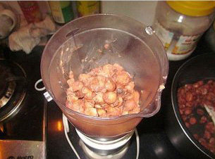 2、木糖醇广式莲蓉月饼,等到可以打开锅盖时将莲蓉倒出来，分三次放入搅拌机内磨成很细的莲蓉