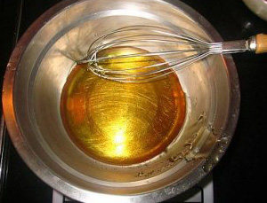 5、木糖醇广式莲蓉月饼,糖浆加油、枧水搅匀