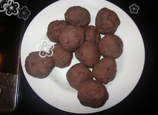 7、木糖醇广式莲蓉月饼,将馅料分成50克一份，皮分成20克一份