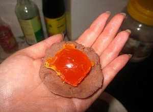 8、木糖醇广式莲蓉月饼,取一份馅料，分成两半，中间包入咸蛋黄一个，包好后揉圆