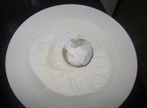 10、木糖醇广式莲蓉月饼,包好后的月饼在熟糯米粉上滚上一圈，拍掉多余的粉