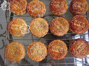 13、木糖醇广式莲蓉月饼,烤好的月饼取出放凉