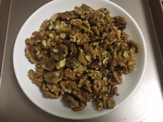 1、蜂蜜核桃仁,核桃去壳剥好