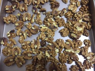 2、蜂蜜核桃仁,放入烤盘