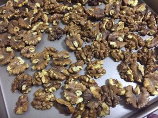 3、蜂蜜核桃仁,烤箱中层150度上下火15分钟