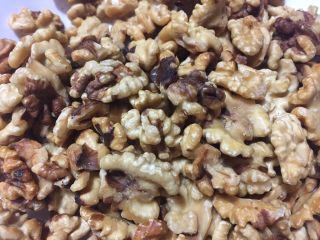 4、蜂蜜核桃仁,核桃仁去皮,小孩子吃不喜欢有涩味所以才去皮的,有少量的去不干净也没有关系