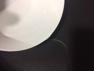 5、蜂蜜核桃仁,不粘锅中加入纯净水