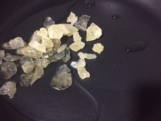 6、蜂蜜核桃仁,加入冰糖