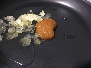 7、蜂蜜核桃仁,加入蜂蜜,这是秦岭土蜂蜜格外香醇....