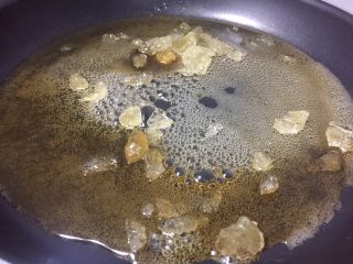 8、蜂蜜核桃仁,开中火烧开