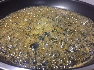 9、蜂蜜核桃仁,转小火慢慢蒸发水汽