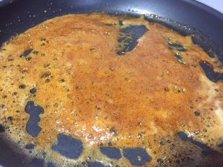 11、蜂蜜核桃仁,慢慢的你会发现冰糖全都化了,锅里的糖颜色变深,和蜂蜜一样的颜色就关火