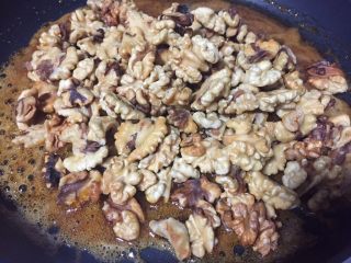 12、蜂蜜核桃仁,把核桃放放入锅里