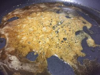 10、蜂蜜核桃仁,慢慢的冰糖就融化了,可以轻轻搅拌一下,不要频繁搅拌,以免起砂