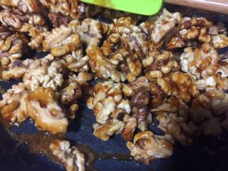 13、蜂蜜核桃仁,用防高温软刮铲进行翻拌,核桃是脆的请轻轻搅拌