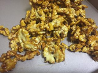 15、蜂蜜核桃仁,翻拌均匀就放入不粘盘中