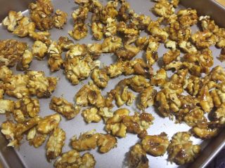 16、蜂蜜核桃仁,把核桃分散摊开,凉透请密封保存,一点也不会粘手哦