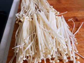 1、豆皮金针菇卷,金针菇切掉根部，洗干净，掰开。