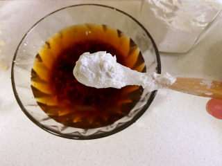 11、豆皮金针菇卷,加入3勺淀粉，搅拌均匀。