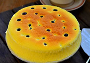 13、酸奶蓝莓蛋糕,烤好后放入冰箱冷藏后再吃,味道更棒。