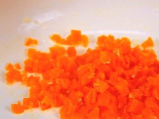 6、杂蔬鳕鱼猫饭团—宝宝从此爱上吃蔬菜,继续放入胡萝卜炒。