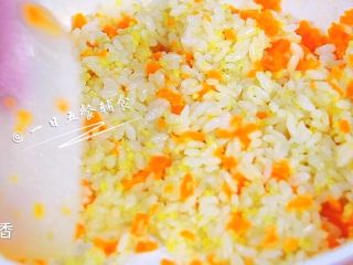 7、杂蔬鳕鱼猫饭团—宝宝从此爱上吃蔬菜,炒30秒后加入米饭,柚子妈的熟米饭是大米、小米、藜麦三者煮成的。