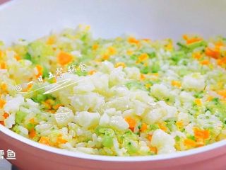 8、杂蔬鳕鱼猫饭团—宝宝从此爱上吃蔬菜,米饭炒散炒香后将其余蔬菜全部加入,再炒30秒。最后倒入炒好的鳕鱼,翻炒均匀关火出锅。
