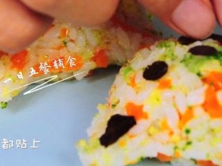 13、杂蔬鳕鱼猫饭团—宝宝从此爱上吃蔬菜,将猫的五官,胡须都贴上。