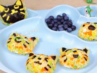18、杂蔬鳕鱼猫饭团—宝宝从此爱上吃蔬菜,你手头有什么模具就用什么模具,如果你的宝宝也喜欢这样萌萌的造型,给我留言,我会出各种创意米饭的做法哦。