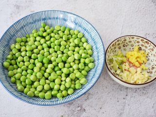 3、豌豆炒肉丁,豌豆荚去荚洗净备用，蒜切末，姜切末，葱切末备用