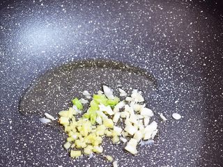 6、豌豆炒肉丁,另起锅倒入适量的食用油烧热，放入葱姜蒜炒出香味
