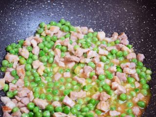 11、豌豆炒肉丁,翻炒均匀即可