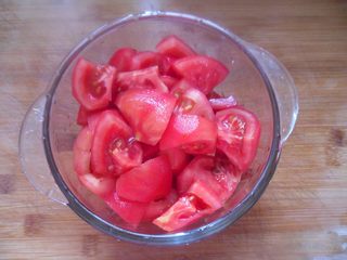 2、番茄肉丝浓汤,番茄洗净去皮，切块后放入搅拌机内（没有搅拌机直接用刀剁碎，这样煮出来的浓汤味道浓郁，口感细腻顺滑）