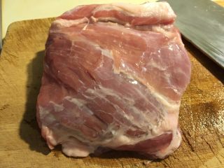 1、香煎肉饼,猪肉洗干净：避免外面买的有附带脏东西吃坏肚子，所以清洗干净。