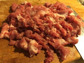 2、香煎肉饼,把猪肉切小块，能多小块就多小～然后砍砍砍～使劲砍～